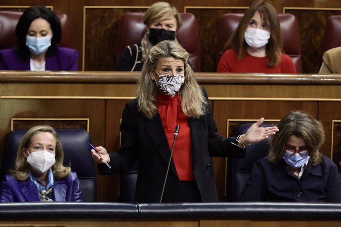 La vicepresidenta segunda del Gobierno y ministra de Trabajo y Economía Social, Yolanda Díaz, interviene en una sesión plenaria en el Congreso de los Diputados, a 2 de febrero de 2022, en Madrid (España).