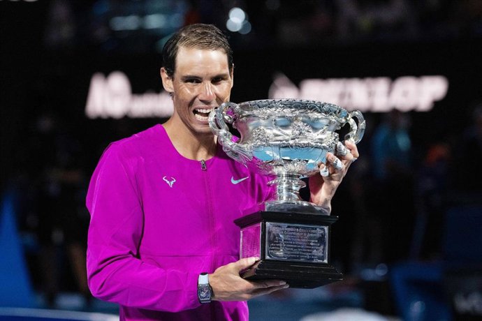 Rafa Nadal con el trofeo del Australian Open.