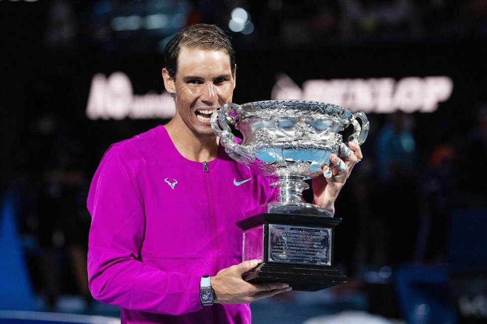 Rafa Nadal con el trofeo del Australian Open.
