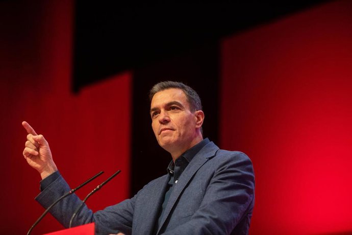 El presidente del Gobierno y secretario general del PSOE, Pedro Sánchez, realiza una intervención en un acto de la campaña electoral del PSOE en Zamora, en el Teatro Ramos Carrión, a 29 de enero de 2022, en Zamora, Castilla y León (España).  El acto se 