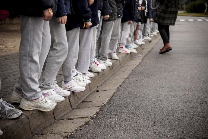 Archivo - Un grupo de niños en fila.