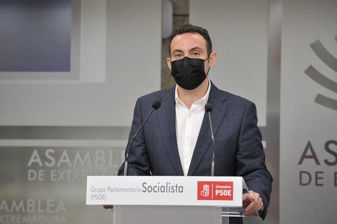 El diputado del PSOE en la Asamblea de Extremadura Jorge Amado, en rueda de prensa para valorar los datos de paro en enero en la región