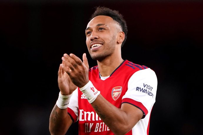 Archivo - FILED - 22 October 2021, United Kingdom, London: Arsenal's Pierre-Emerick Aubameyang reacts after the final whistle of the English Premier League soccer match between Arsenal and Aston Villa at Emirates Stadium. Arsenal and Barcelona were lock