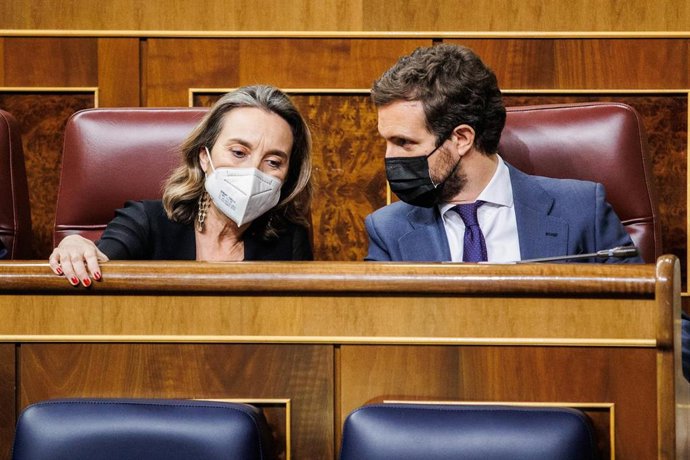 La portavoz parlamentaria del PP, Cuca Gamarra y el presidente del PP, Pablo Casado, conversan en una sesión plenaria, en el Congreso de los Diputados, a 1 de febrero de 2022, en Madrid (España).