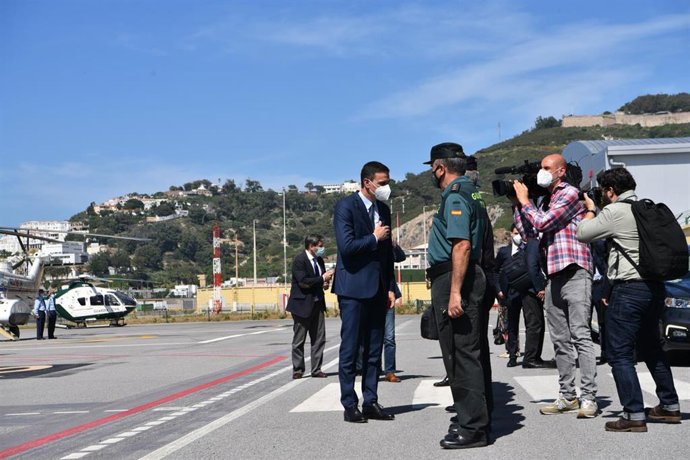 Archivo - El presidente del Gobierno, Pedro Sánchez saluda a un agente de Guardia Civil, a su llegada al Helipuerto de Ceuta, a 18 de mayo de 2021