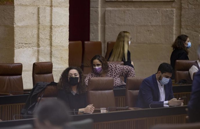 Archivo - Los diputados andaluces salidos de la candidatura de Adelante Andalucía Inmaculada Nieto (i); Ángela Aguilera e Ismael Sánchez, en una foto de archivo en el Parlamento autonómico.