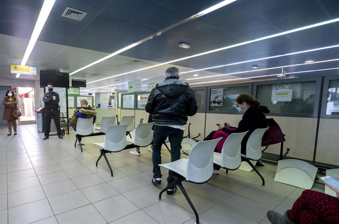 Varias personas esperan a ser atendidas en la Oficina de Empleo de Moratalaz.