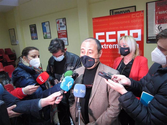 El secretario confederal de Políticas Públicas y Protección Social de CCOO, Carlos Bravo, atiende a los medios en Badajoz