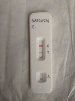 Test de farmacia con resultado positivo en covid-19