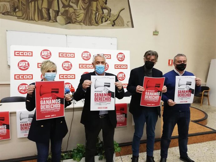 (En El Centro)Jesús Santos Y Chechu Rodríguez, Secretarios Generales De UGT Y CCOO, Respectivamente, Con Carteles En Defensa Del Acuerdo De Reforma Laboral