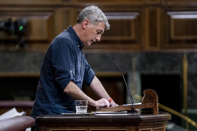El diputado de EH Bildu, Oskar Matute, interviene en una sesión plenaria extraordinaria en el Congreso de los Diputados, a 25 de enero de 2022, en Madrid (España).  