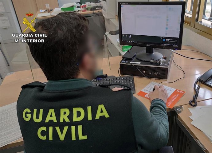 Un agente de la Guardia Civil durante la operación