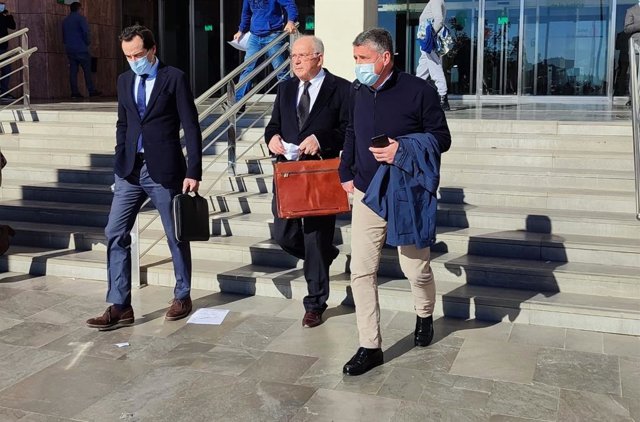 El alcalde de Nerja junto a dos abogados a la salida de la Ciudad de la Justicia