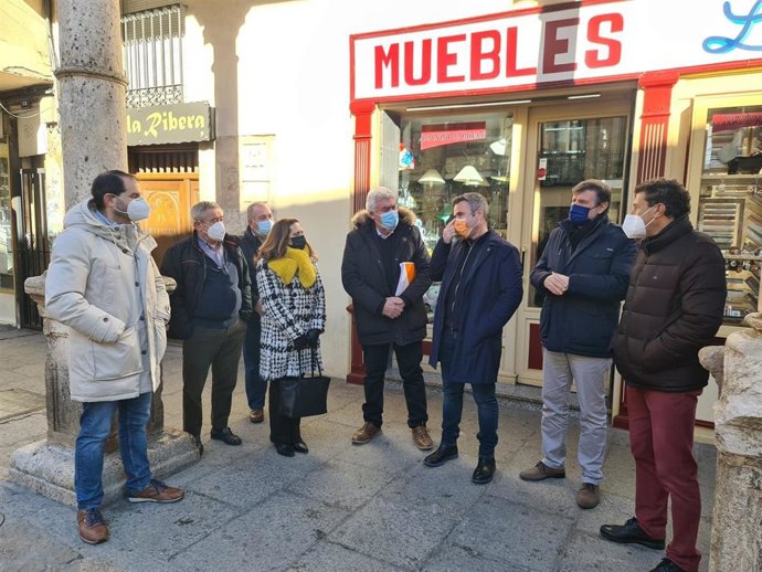 El miembro de la Ejecutiva Permanente de Ciudadanos, Guillermo Díaz, junto a miembros de la candidatura provincial en una visita a Aranda de Duero