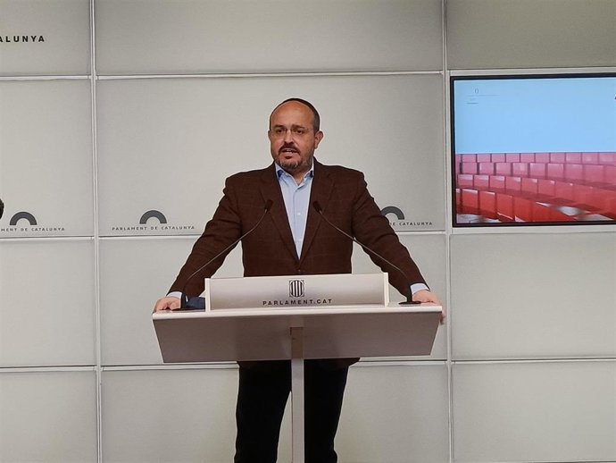 El presidente del PP catalán, Alejandro Fernández, en rueda de prensa este miércoles en el Parlament.