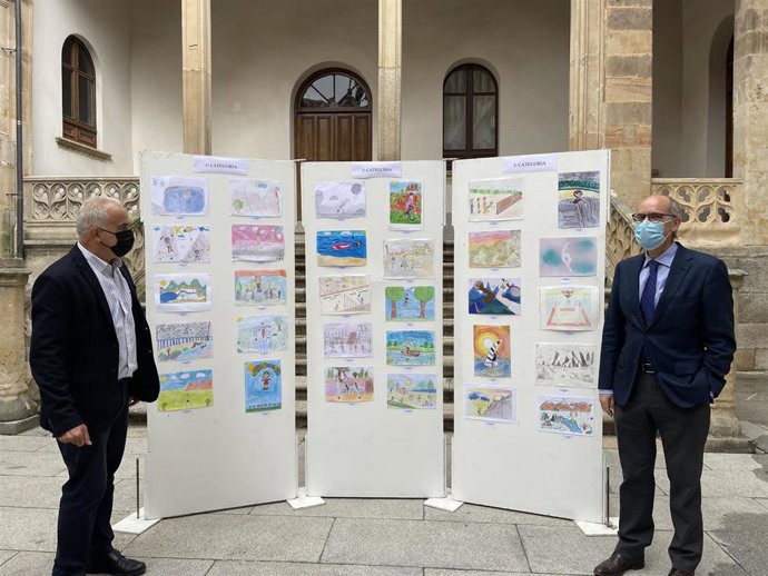 El presidente de la Diputación, Javier Iglesias (d), y el diputado de Educación y Deporte, Jesús María Ortiz (i), junto a los dibujos premiados en 2021.