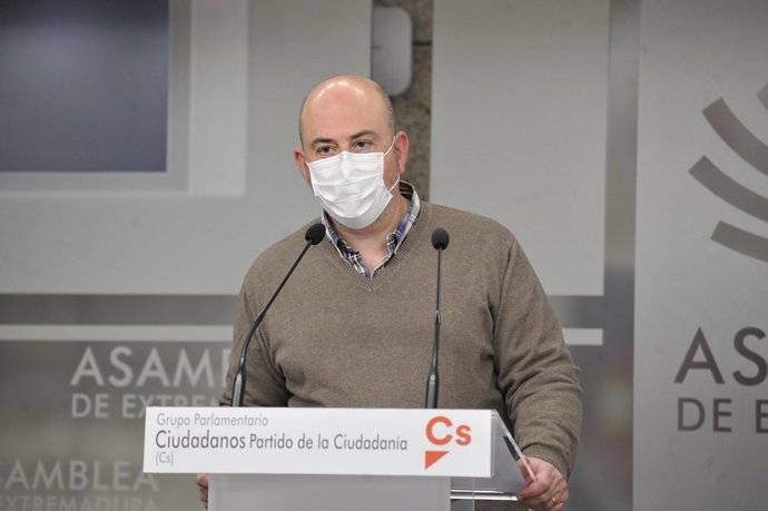 El diputado de Ciudadanos en la Asamblea José María Casares, en rueda de prensa para valorar los datos de paro en enero en Extremadura