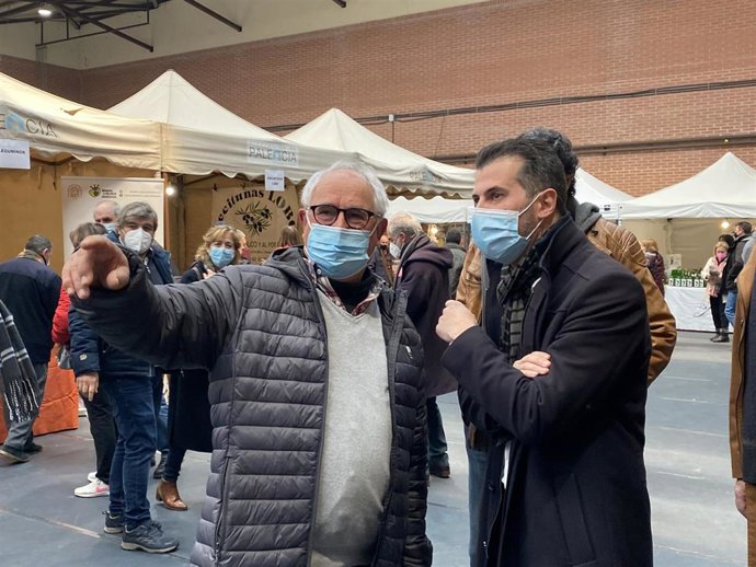El secretario general del PSOECyL y candidato a la Presidencia de la Junta, Luis Tudanca, junto a un vecino de Saldaña (Palencia).