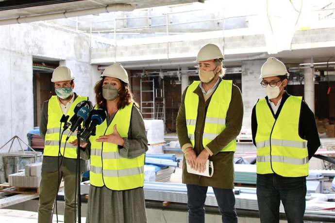 La presidenta del Govern, Francina Armengol, visita el Hotel Palma Blanc, que la cadena HM Hotels está construyendo en el antiguo edificio Firestone.