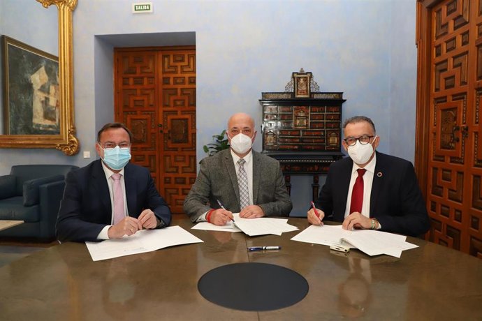 El presidente de la Diputación de Córdoba, Antonio Ruiz (centro), firma el convenio con el alcalde de El Viso (dcha.).
