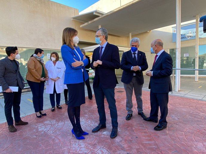 El consejero de Salud, Juan José Pedreño, junto a la alcaldesa de Archena, Patricia Fernández, en su visita al centro de salud de la localidad
