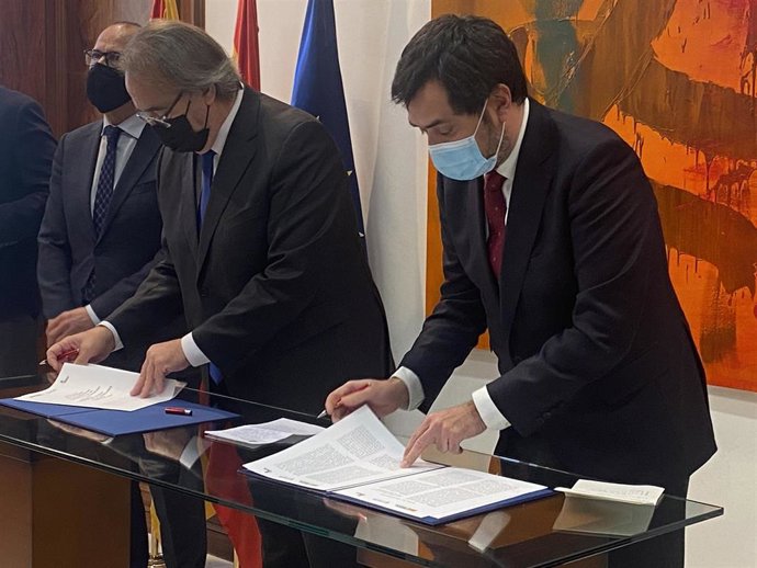 El consejero de Hacienda, Carlos Pérez Anadón, y el presidente de CEOE Aragón, Ricardo Mur.