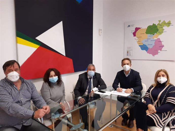 El diputado de Bienestar Social de la Diputación de Cádiz, David de la Encina, durante la reunión con responsables de la Fundación SSGG.