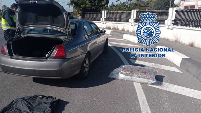 Detenido en un control policial de Elche con 9 kilogramos de marihuana ocultos en el maletero