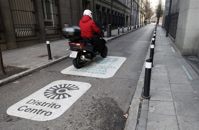 Un vehículo circula dos días después de la entrada en vigor de la Zona de Bajas Emisiones (ZBE).