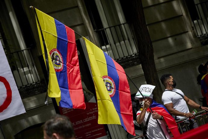 Archivo - Imagen de archivo de banderas de Colombia.