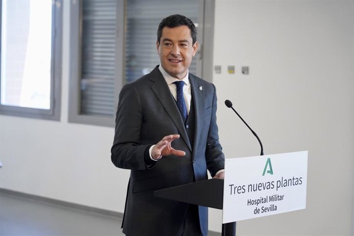 El presidente de la Junta de Andalucía, Juanma Moreno, durante su intervención en la inauguración de tres nuevas plantas en servicio del antiguo Hospital Militar de Sevilla, actual Hospital de Emergencia Covid-19