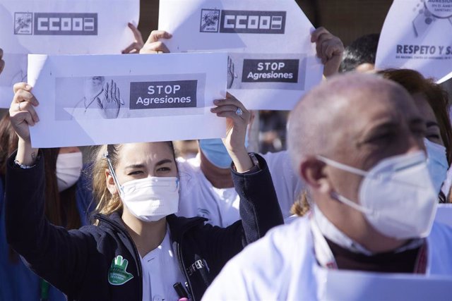 Varios manifestantes durante la concentración por la grave agresión sufrida por trabajadores de Urgencias, en el Hospital Universitario de Valme, a 2 de febrero de 2022 en Sevilla (Andalucía, España).