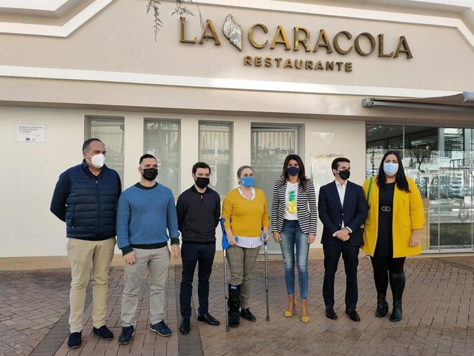 La delegada territorial de Turismo, Nuria Rodríguez, y la alcaldesa, Ana Mula, en su visita a un chiringuito de Fuengirola totalmente remodelado con las ayudas Pymetur de la Junta de Andalucía