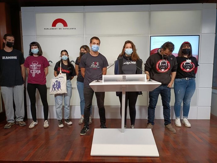 Comparecencia de  los grupos de apoyo a els 7 de la Seu d'Urgell' (Lleida), 'los encusados por la sede del PP', 'Hi érem totes', '21 Raons', 'Robert Absolució' y 'Brian Absolució' en el Parlament este miércoles.