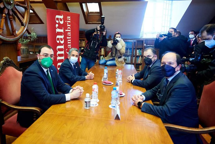 Los presidentes de Asturias, Adrián Barbón (1i) y de Cantabria, Miguel Ángel Revilla (2i), durante un encuentro institucional en Santander con las Cámaras de Comercio de Cantabria y Oviedo.