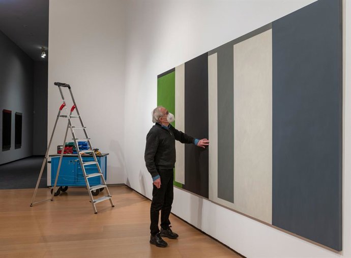 Joan Teixidor en la instalación de una de las piezas de 'Final de partida' en el IVAM