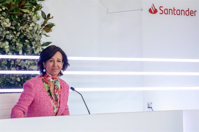 La presidenta del Grupo Santander, Ana Botín, a su llegada a una rueda de prensa para presentar los resultados de la entidad en 2021, a 2 de febrero de 2022, en Boadilla del Monte, Madrid (España).