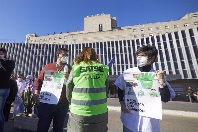 Varios manifestantes durante la concentración por la grave agresión sufrida por trabajadores de Urgencias, en el Hospital Universitario de Valme, a 2 de febrero de 2022 en Sevilla (Andalucía, España).