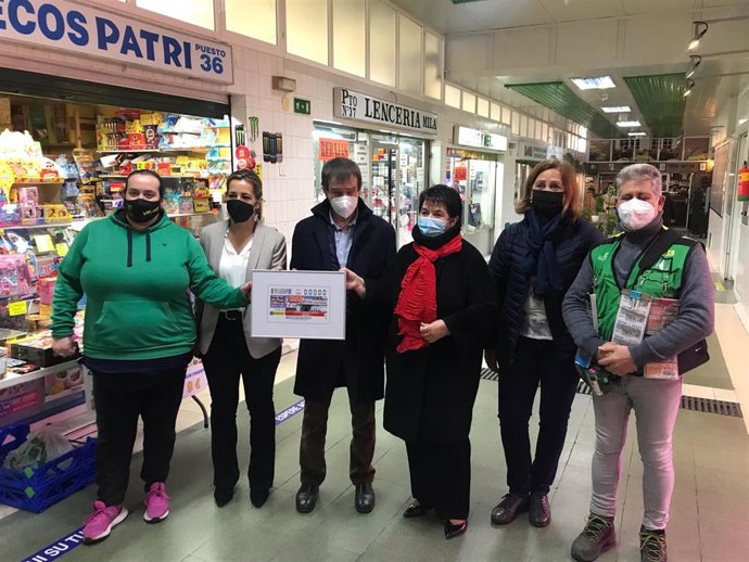 La alcaldesa de Segovia, Clara Luquero, la concejal de Servicios Sociales, Ana Peñalosa, y el director de la Agencia ONCE en Segovia, Claudio Congosto.