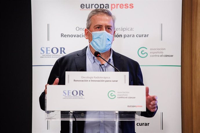 El presidente de SEOR, Antonio Gómez Camaño, interviene en el encuentro informativo 'Oncología Radioterápica:Renovación e Innovación para curar', en el Meeting Place de Orense 34, a 2 de febrero de 2022, en Madrid (España). La SEOR, en colaboración con 