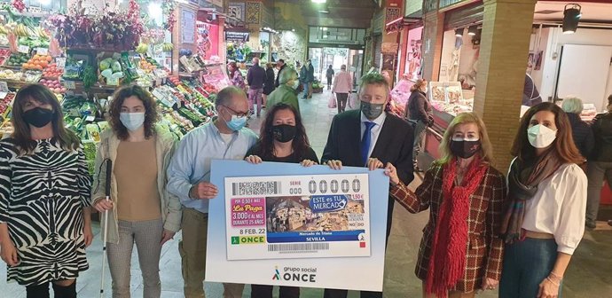Presentación del cpón que la ONCE dedicará al Mercado de Triana de Sevilla.