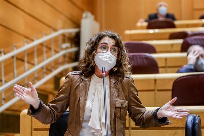 La ministra de Hacienda, María Jesús Montero, interviene, en una sesión de control al Gobierno, en el Senado, a 1 de febrero de 2022, en Madrid (España). Durante el pleno, el Ejecutivo central ha dado respuesta, entre otras, a las preguntas de la oposic