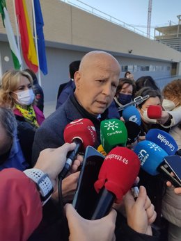 El consejero de Educación y Deporte de la Junta de Andalucía, Javier Imbroda, atiende a los periodistas.