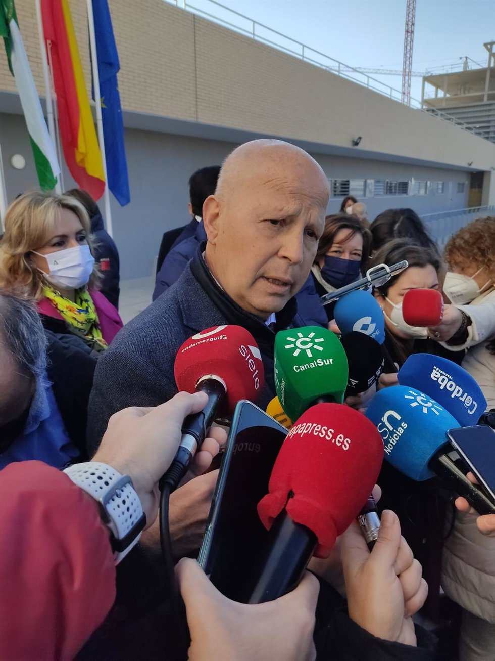 El consejero de Educación y Deporte de la Junta de Andalucía, Javier Imbroda, atiende a los periodistas.