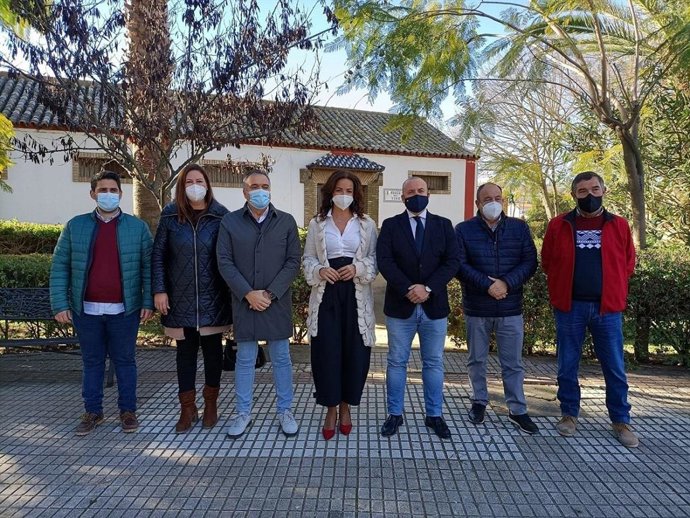 La delegada territorial de Turismo de la Junta en Huelva, María Ángeles Muriel, en su visita al Museo del Vino de La Palma del Condado.