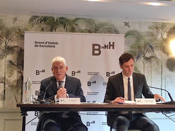 El presidente del Gremi d'Hotels de Barcleona, Jordi Clos, y su director general, Manel Casals, en rueda de prensa