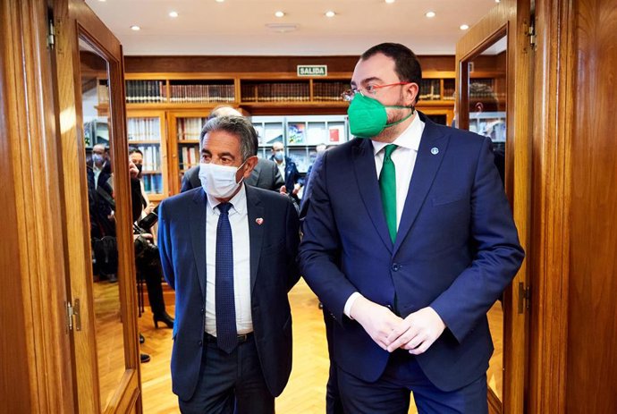 Los presidentes de Cantabria, Miguel Ángel Revilla (i) y de Asturias, Adrián Barbón (d), a su llegada a un encuentro institucional en Santander con las Cámaras de Comercio de Cantabria y Oviedo