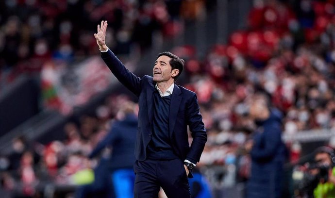 Marcelino García Toral da instrucciones durante un partido del Athletic Club