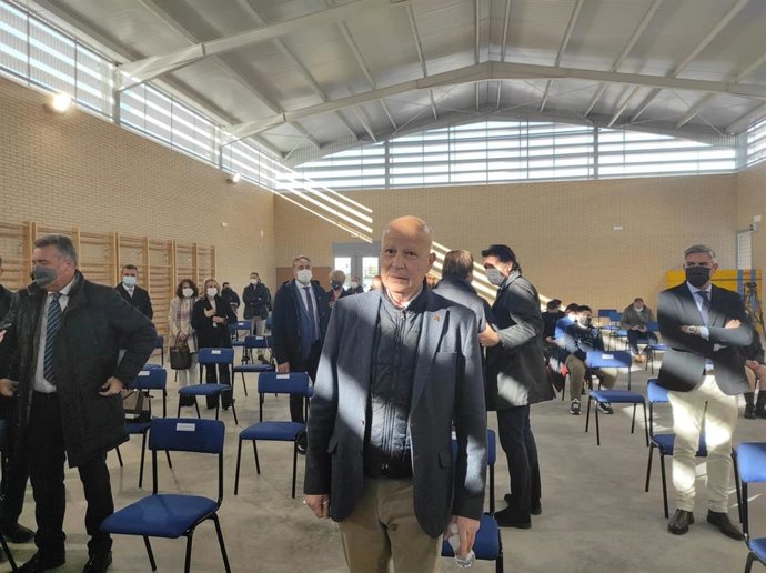 Imbroda (centro), durante el acto de inauguración de un nuevo IES en Córdoba.