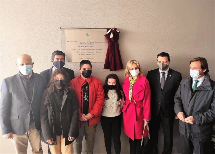 El vicepresidente de la Junta, Juan Marín (segundo por la izda.), el consejero de Educación y Deporte, Javier Imbroda (primero), y el alcalde de Córdoba, José María Bellido (segundo por la dcha.), en la inauguración del nuevo IES de Córdoba.